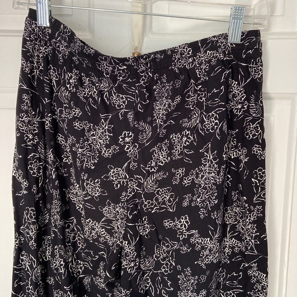 NWT! J Jill Black and white floral joggers - Picture 5 of 6
